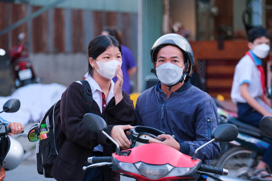 Từ rất sớm, phụ huynh và học sinh đã có mặt tại các điểm thi. Từ rất sớm, phụ huynh và học sinh đã có mặt tại các điểm thi.