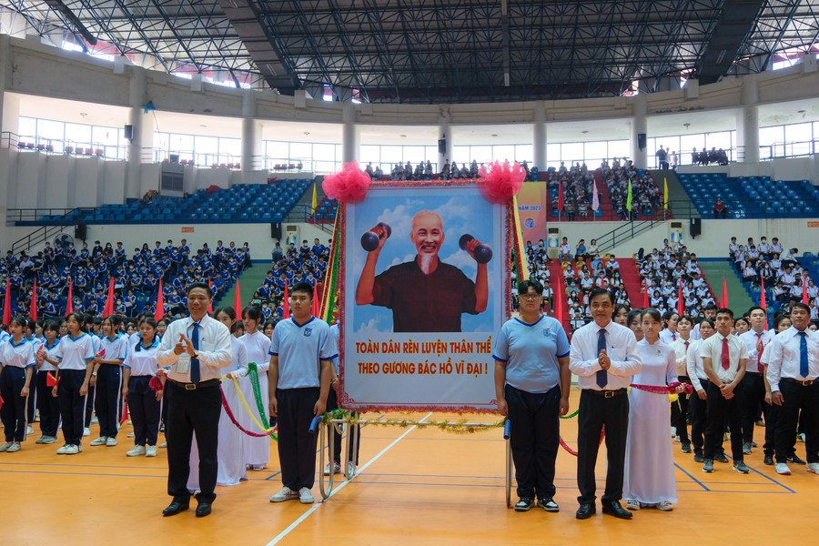 Lãnh đạo thành phố trao cờ cho đại diện các đoàn tham gia. Lãnh đạo thành phố trao cờ cho đại diện các đoàn tham gia.