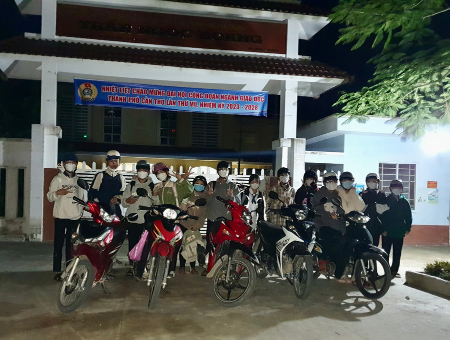 Học sinh Trường THCS&amp;THPT Trần Ngọc Hoằng cùng nhóm cơ động đến điểm thi.