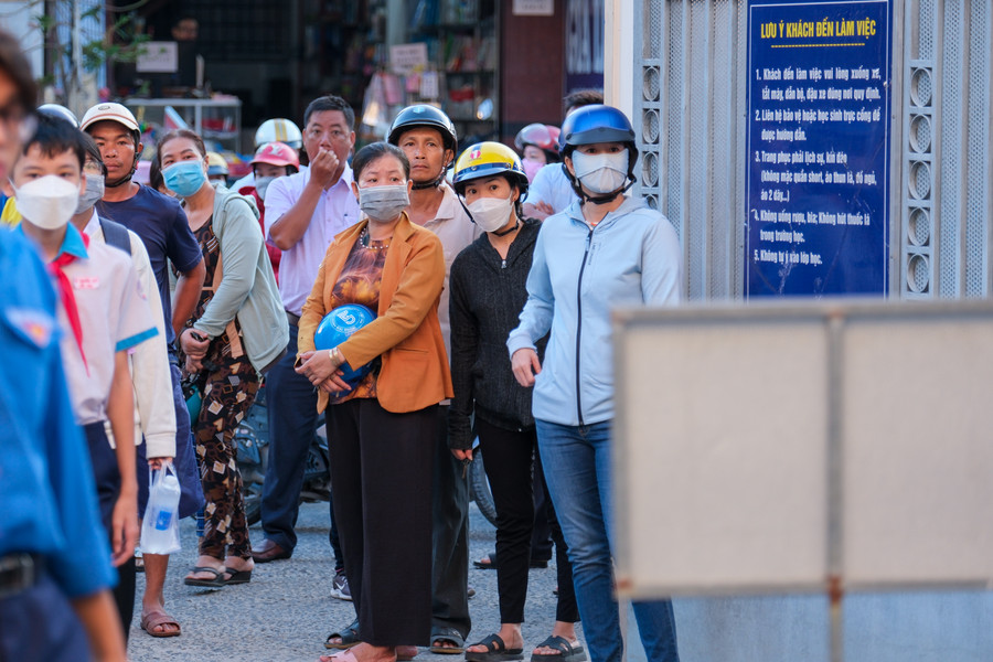 Từ rất sớm, phụ huynh và học sinh đã có mặt tại các điểm thi. Từ rất sớm, phụ huynh và học sinh đã có mặt tại các điểm thi.