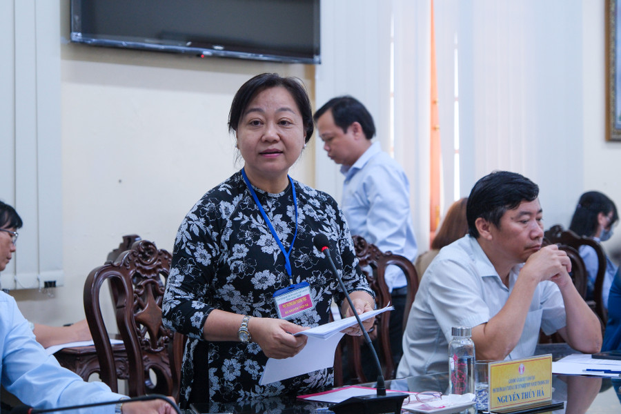 Bà Nguyễn Thuý Hà, Giám đốc Sở GD&ĐT báo cáo tại buổi làm việc. Bà Nguyễn Thuý Hà, Giám đốc Sở GD&ĐT báo cáo tại buổi làm việc.