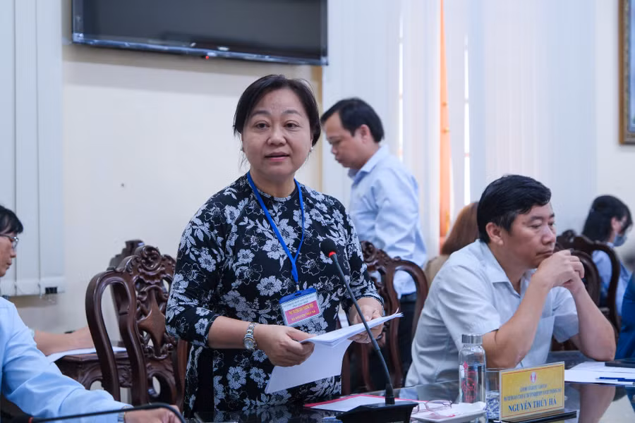 Bà Nguyễn Thuý Hà, Giám đốc Sở GD&amp;ĐT báo cáo tại buổi làm việc.