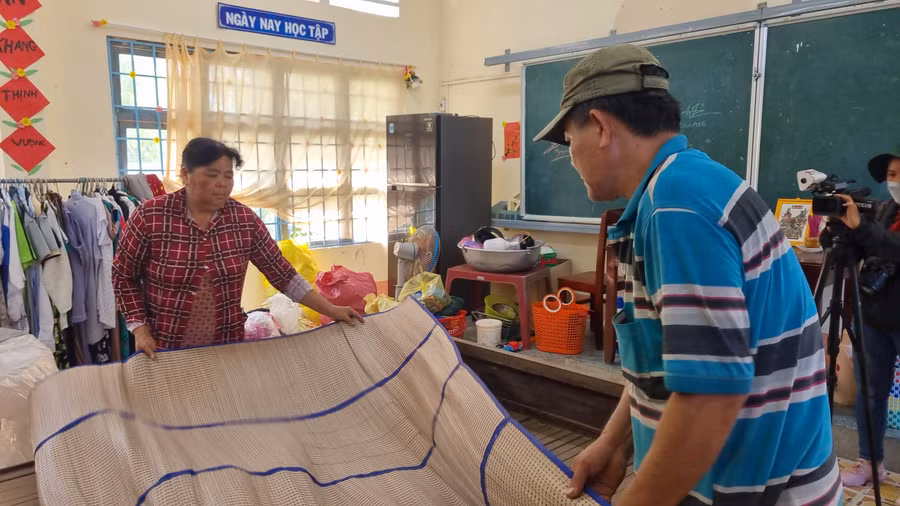 Ngay từ khi sạt lở bắt đầu, gia đình bà Phạm Thị Vân được lực lượng ở địa phương và người dân xung quanh hỗ trợ di dời tài sản vào trường.