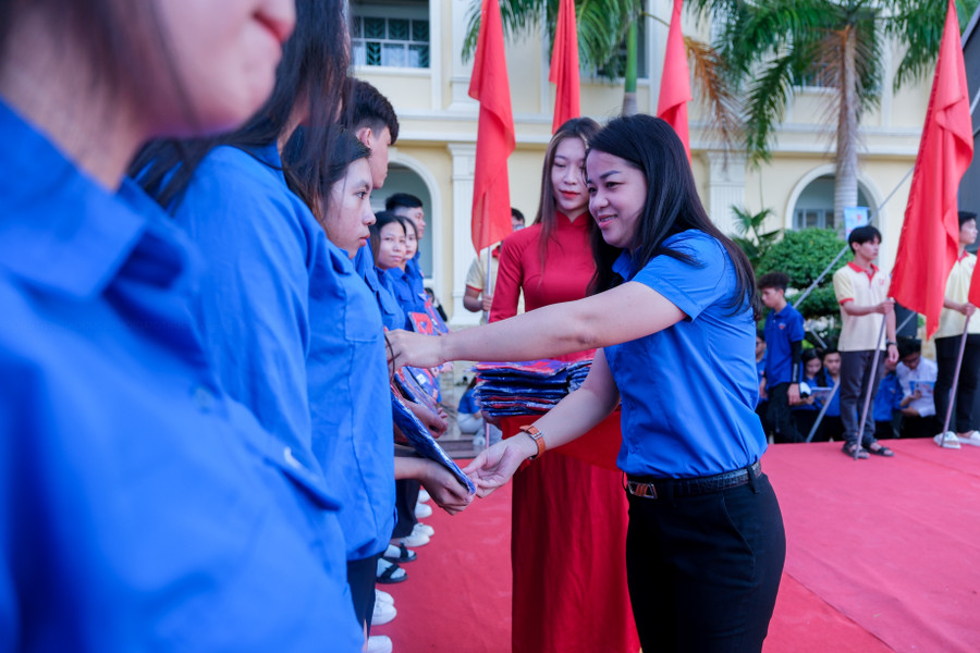 Lãnh đạo Sở và Thành đoàn Cần Thơ trao tặng dụng chương trình Tiếp sức mùa thi năm 2023. Lãnh đạo Sở và Thành đoàn Cần Thơ trao tặng dụng chương trình Tiếp sức mùa thi năm 2023.
