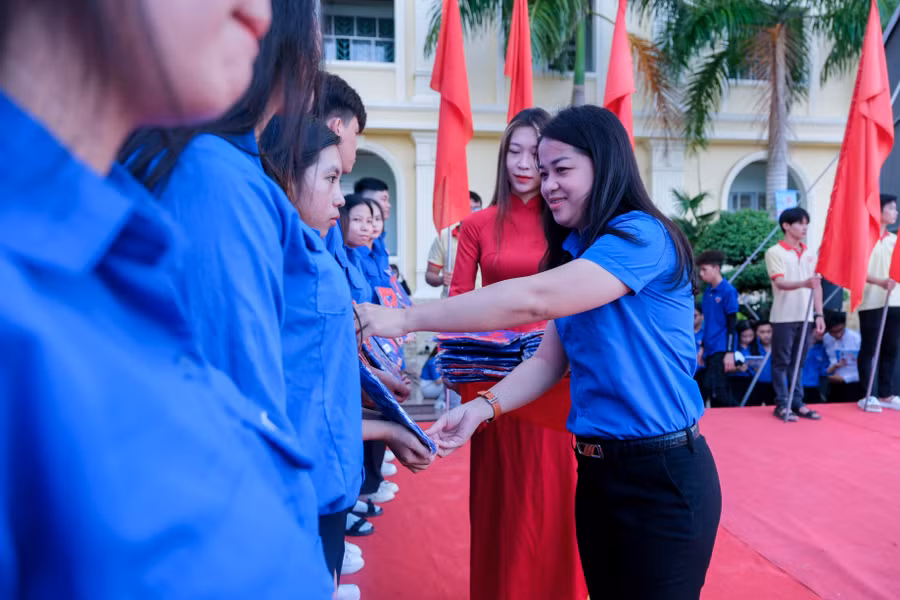 Lãnh đạo Sở và Thành đoàn Cần Thơ trao tặng dụng chương trình Tiếp sức mùa thi năm 2023.