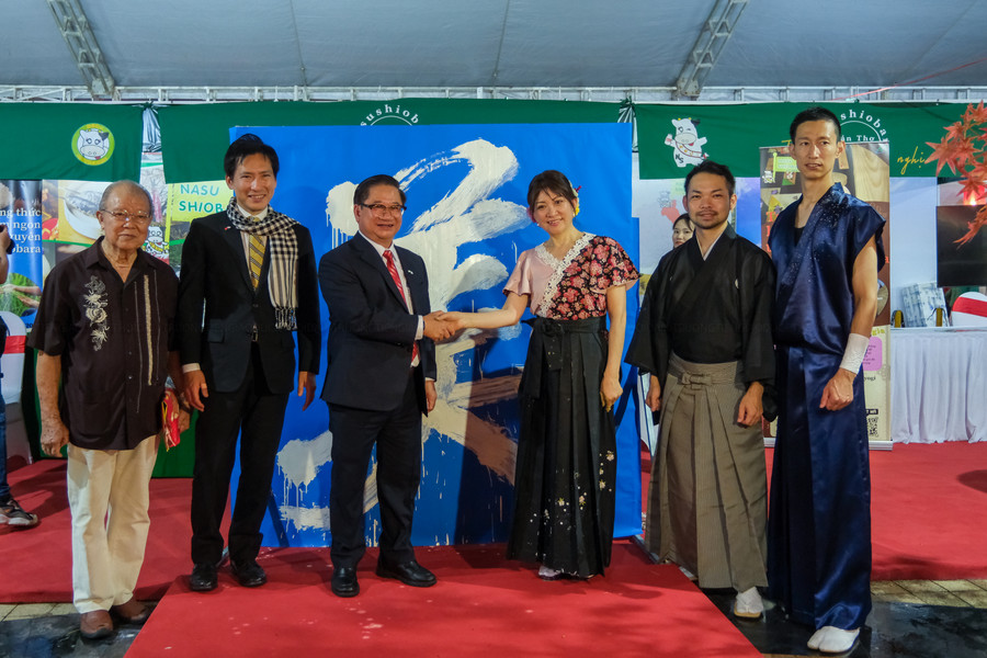 Lãnh đạo UBND Tp Cần Thơ cùng đại diện Nhật tham quan khu gian hàng trưng bày, triển lãm. Lãnh đạo UBND Tp Cần Thơ cùng đại diện Nhật tham quan khu gian hàng trưng bày, triển lãm.