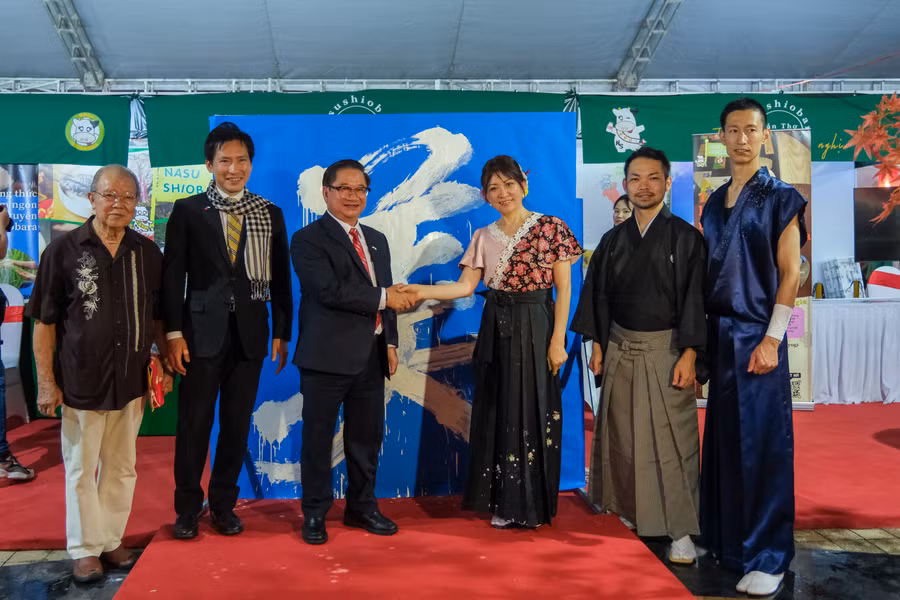 Lãnh đạo UBND Tp Cần Thơ cùng đại diện Nhật tham quan khu gian hàng trưng bày, triển lãm.