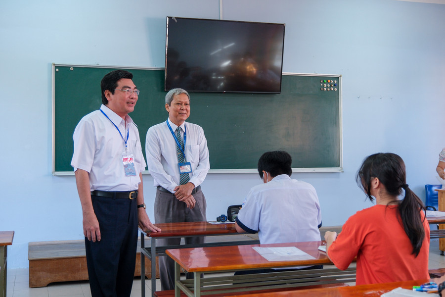 Lãnh đạo ngành GD thành phố động viên thí sinh trước kỳ thi. Lãnh đạo ngành GD thành phố động viên thí sinh trước kỳ thi.