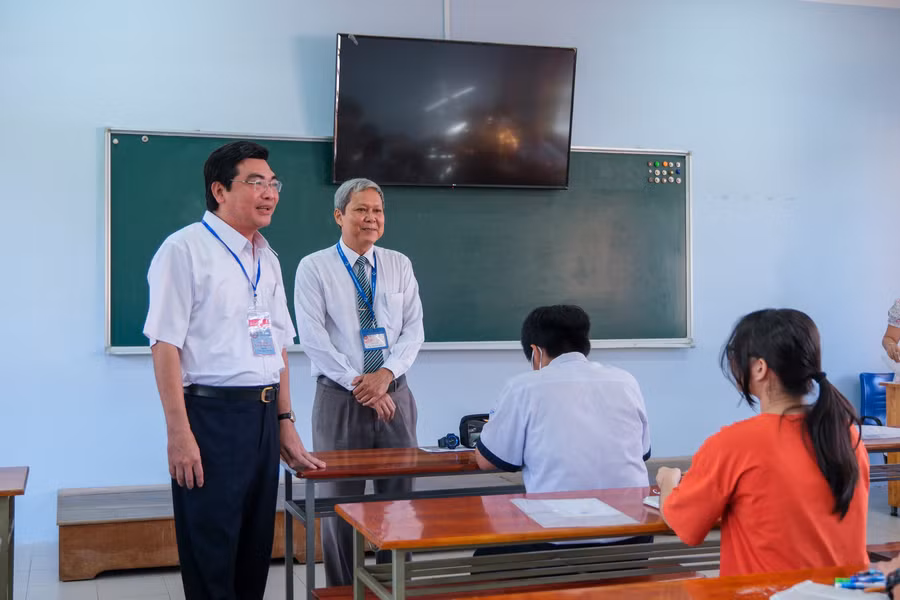 Lãnh đạo ngành GD thành phố động viên thí sinh trước kỳ thi. Lãnh đạo ngành GD thành phố động viên thí sinh trước kỳ thi.