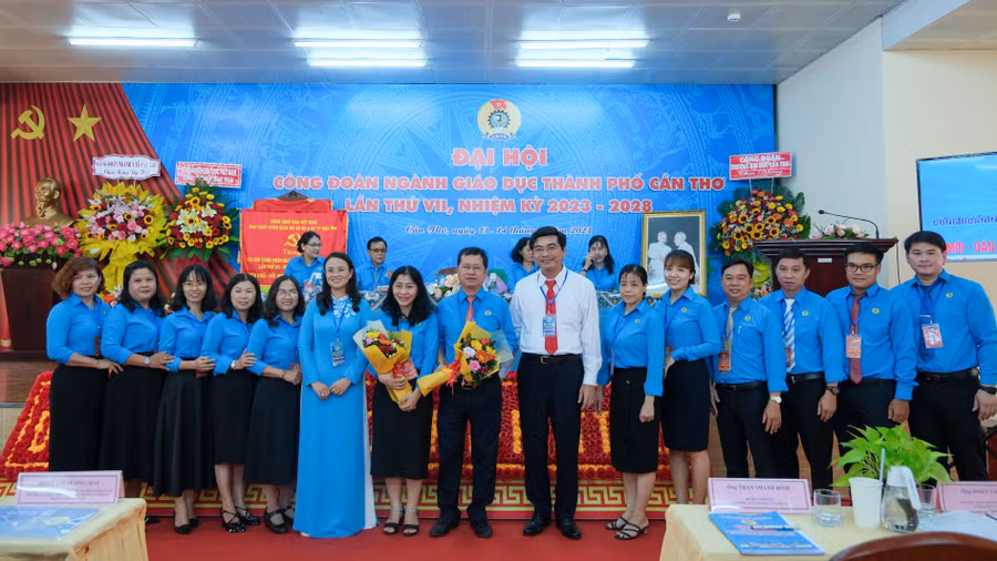 Các đại biểu chụp ảnh lưu niệm cùng ban chấp hành nhiệm kỳ mới.