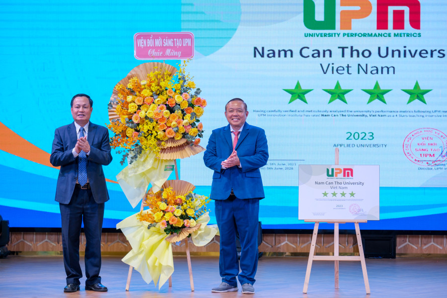 TS.LS Nguyễn Tiến Dũng, Chủ tịch HĐT trường đại diện nhận Giấy chứng nhận kiểm định chất lượng giáo dục (chu kỳ 2) và Chứng nhận xếp hạng đối sánh 4 sao UPM. TS.LS Nguyễn Tiến Dũng, Chủ tịch HĐT trường đại diện nhận Giấy chứng nhận kiểm định chất lượng giáo dục (chu kỳ 2) và Chứng nhận xếp hạng đối sánh 4 sao UPM.