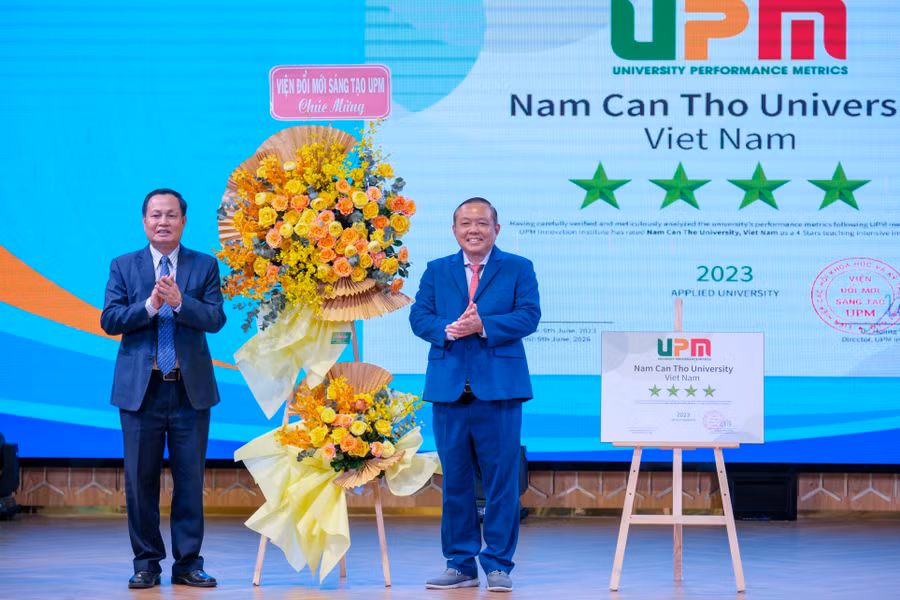 TS.LS Nguyễn Tiến Dũng, Chủ tịch HĐT trường đại diện nhận Giấy chứng nhận kiểm định chất lượng giáo dục (chu kỳ 2) và Chứng nhận xếp hạng đối sánh 4 sao UPM.