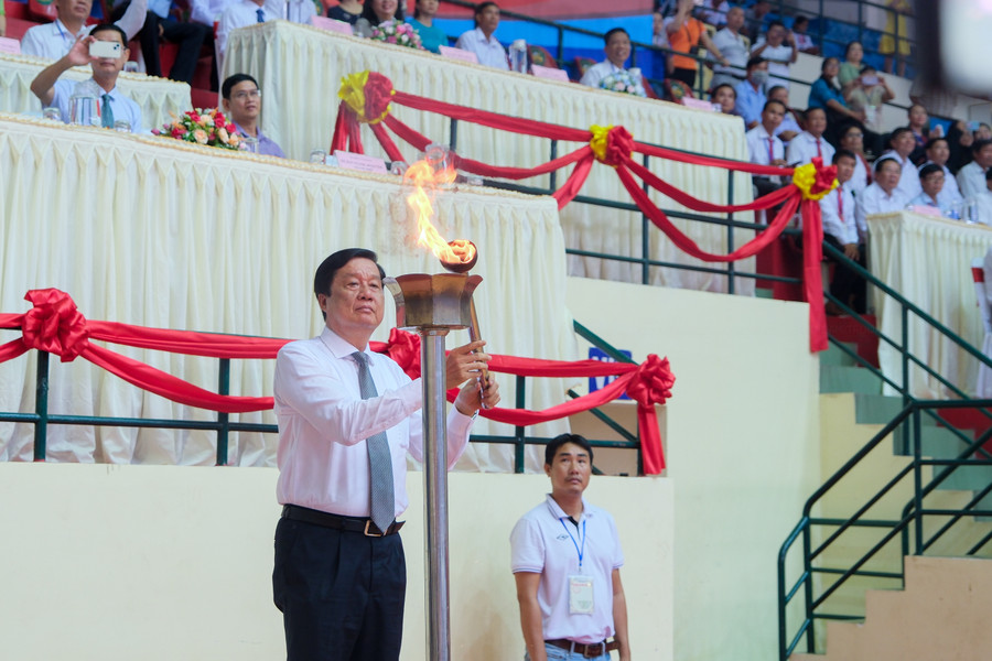 Lãnh đạo thành phố thực hiện nghi thức rước đuốc Hội khoẻ phù đổng cấp thành phố năm 2023. Lãnh đạo thành phố thực hiện nghi thức rước đuốc Hội khoẻ phù đổng cấp thành phố năm 2023.