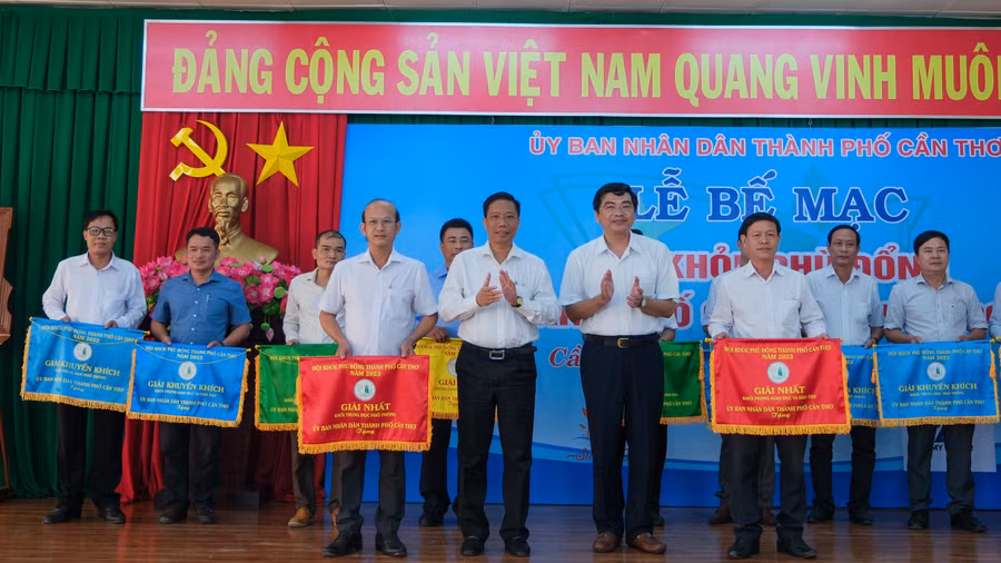 Giải nhất toàn đoàn thuộc về Phòng GD&amp;ĐT huyện Phong Điền và Trường THPT Thới Lai.