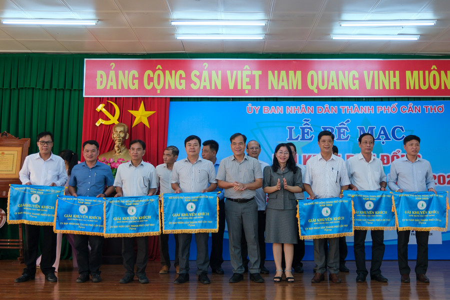 Ban tổ chức trao cờ thưởng cho các đoàn tham gia. Ban tổ chức trao cờ thưởng cho các đoàn tham gia.