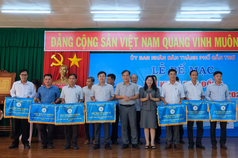Ban tổ chức trao cờ thưởng cho các đoàn tham gia.