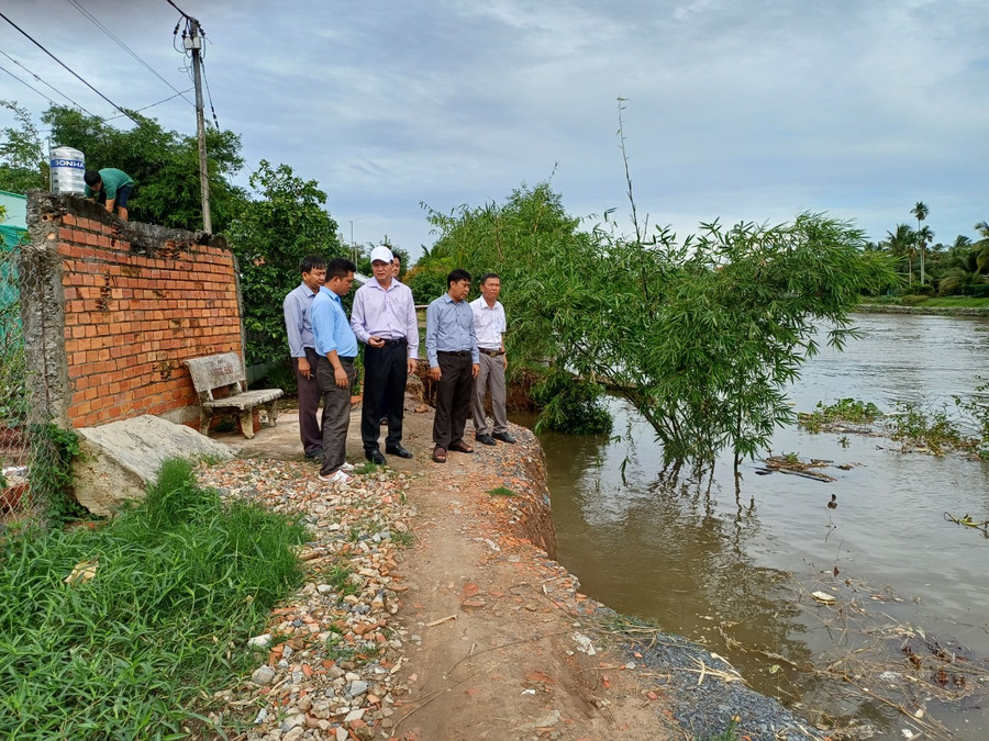 Ngay sau khi xảy ra sạt lở, chính quyền địa phương và các ngành chuyên môn đến khảo sát và chỉ đạo di dời các hộ dân bị ảnh hưởng trực tiếp.
