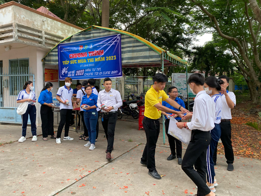 Đoàn thanh niên hỗ trợ thí sinh tại các điểm thi