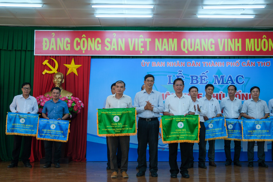 Ban tổ chức trao cờ thưởng cho các đoàn tham gia. Ban tổ chức trao cờ thưởng cho các đoàn tham gia.