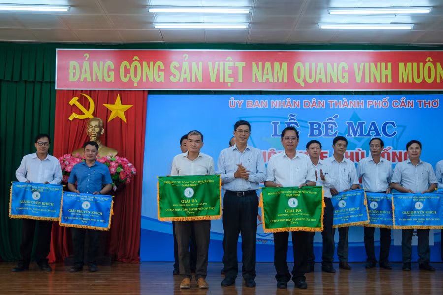 Ban tổ chức trao cờ thưởng cho các đoàn tham gia.