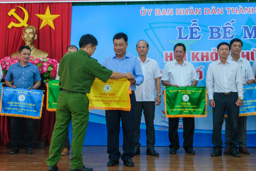 Ban tổ chức trao cờ thưởng cho các đoàn tham gia. Ban tổ chức trao cờ thưởng cho các đoàn tham gia.