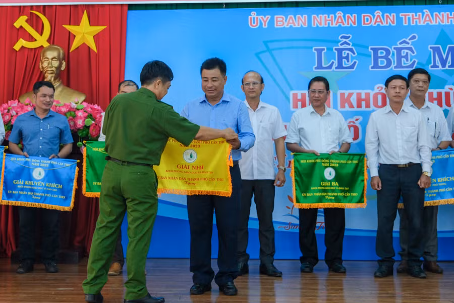 Ban tổ chức trao cờ thưởng cho các đoàn tham gia.