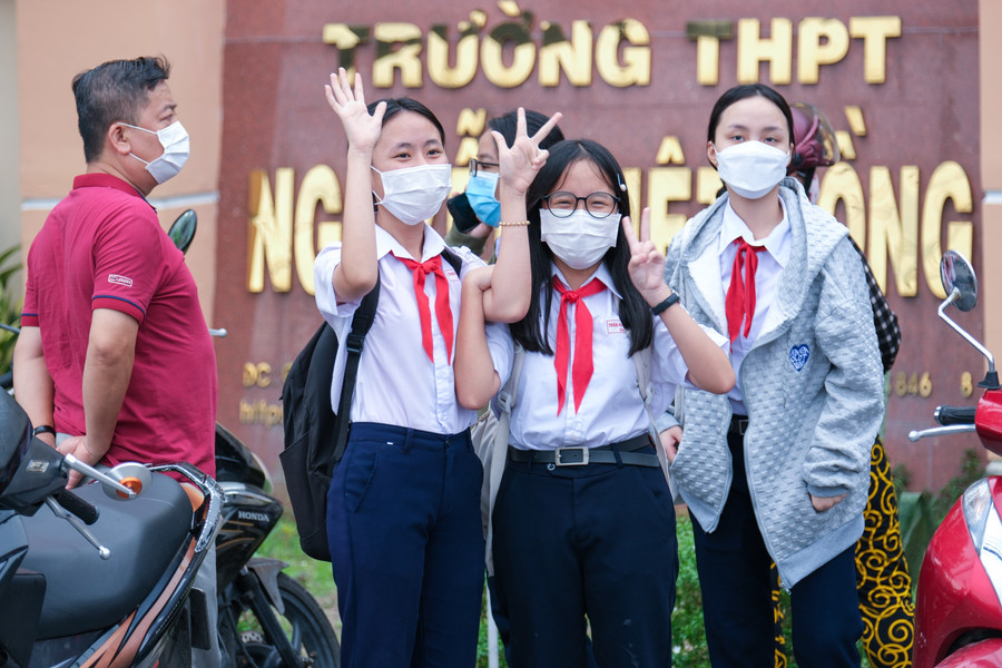 Học sinh phấn khởi hoàn thành kỳ thi tuyển sinh 10.