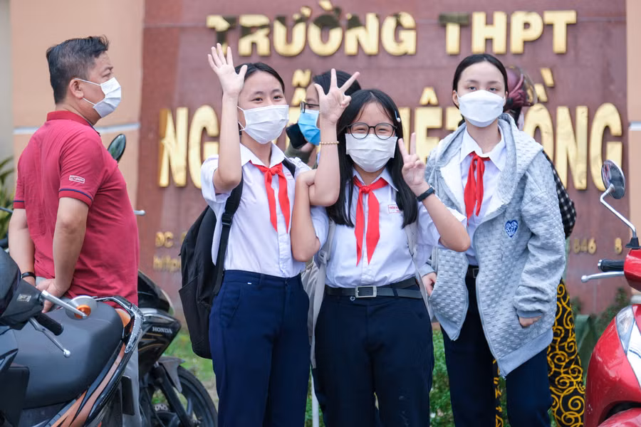 Học sinh phấn khởi hoàn thành kỳ thi tuyển sinh 10.
