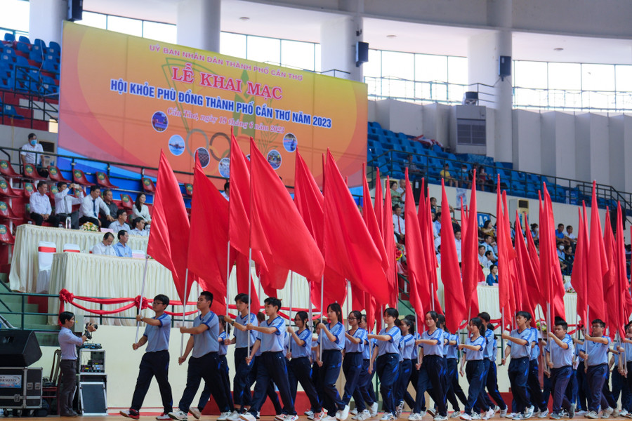 Đoàn cờ diễu hành tại buổi lễ. Đoàn cờ diễu hành tại buổi lễ.