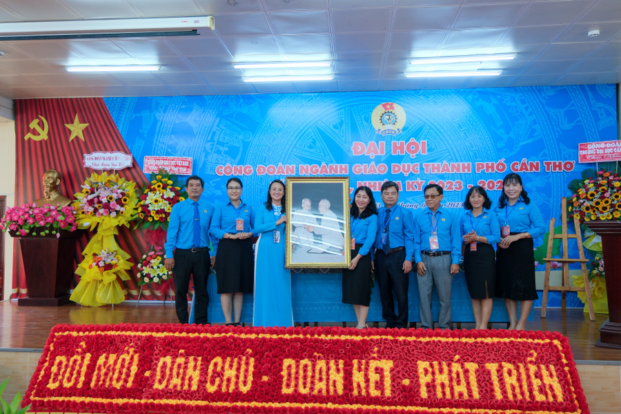 Lãnh đạo Liên đoàn và Sở GD&amp;ĐT đến dự và chúc mừng đại hội.