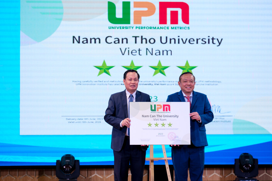 TS.LS Nguyễn Tiến Dũng, Chủ tịch HĐT trường đại diện nhận Giấy chứng nhận kiểm định chất lượng giáo dục (chu kỳ 2) và Chứng nhận xếp hạng đối sánh 4 sao UPM. TS.LS Nguyễn Tiến Dũng, Chủ tịch HĐT trường đại diện nhận Giấy chứng nhận kiểm định chất lượng giáo dục (chu kỳ 2) và Chứng nhận xếp hạng đối sánh 4 sao UPM.