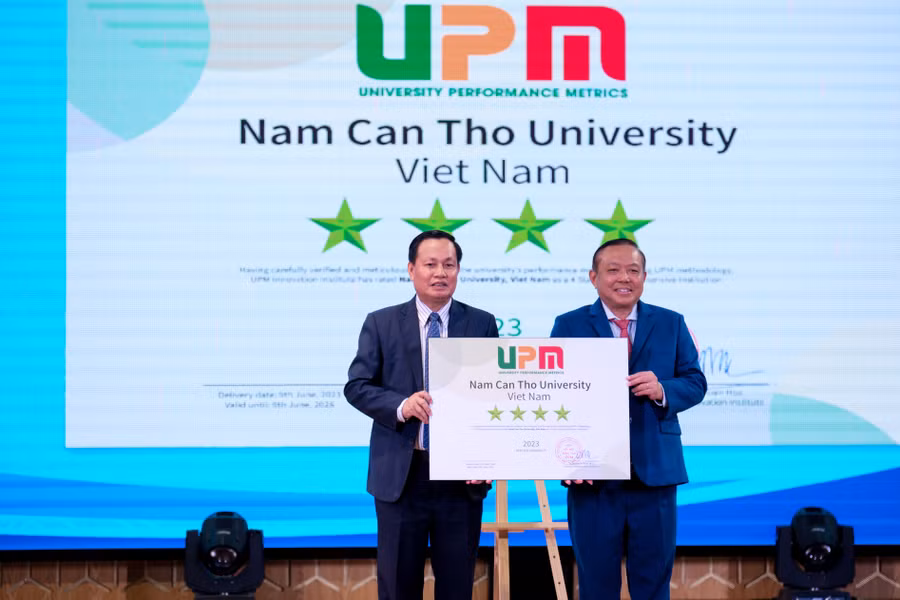 TS.LS Nguyễn Tiến Dũng, Chủ tịch HĐT trường đại diện nhận Giấy chứng nhận kiểm định chất lượng giáo dục (chu kỳ 2) và Chứng nhận xếp hạng đối sánh 4 sao UPM.