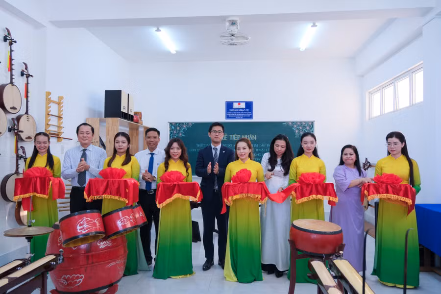 Các đại biểu cắt băng khánh thành phòng dụng cụ âm nhạc.