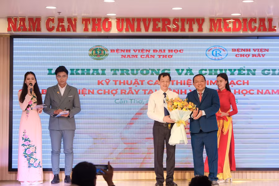 Lãnh đạo bệnh viện tặng hoa cho Giám đốc BV Chợ Rẫy