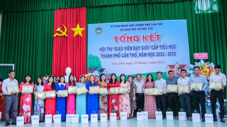 Ban tổ chức trao giải tại buổi lễ. Ban tổ chức trao giải tại buổi lễ.