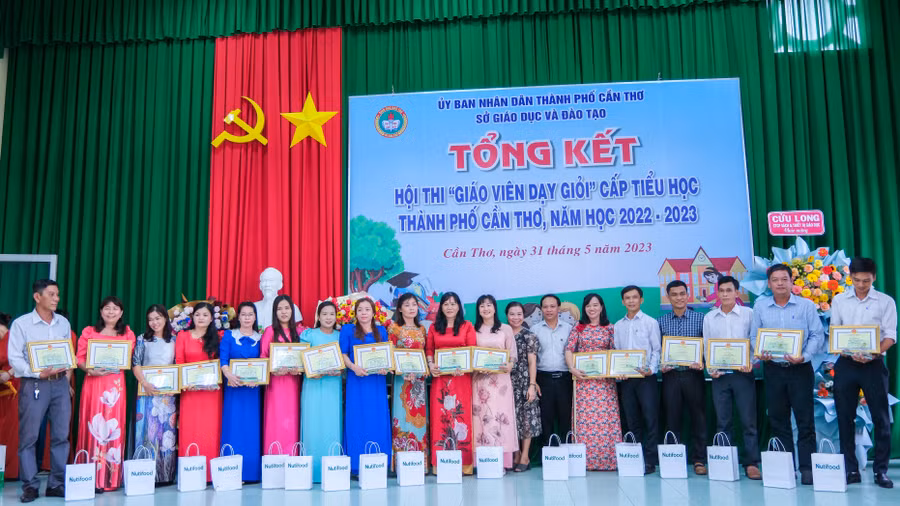 Ban tổ chức trao giải tại buổi lễ.