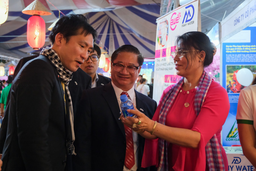 Lãnh đạo UBND Tp Cần Thơ cùng đại diện Nhật tham quan khu gian hàng trưng bày, triển lãm. Lãnh đạo UBND Tp Cần Thơ cùng đại diện Nhật tham quan khu gian hàng trưng bày, triển lãm.