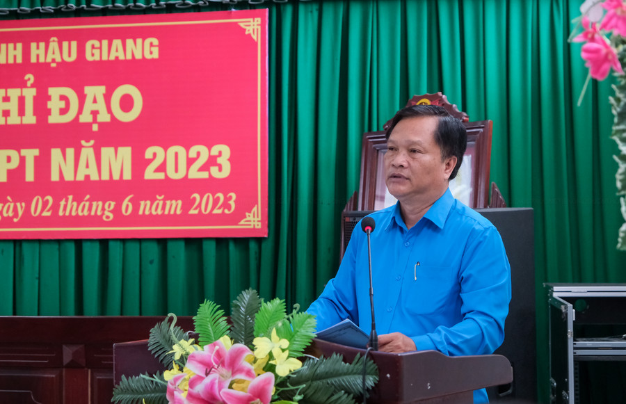 Ông Nguyễn Văn Hiền, Phó Giám đốc Sở GD&amp;ĐT tỉnh Hậu Giang thông qua quyết định thành lập và nhiệm vụ thành viên Ban chỉ đạo thi.