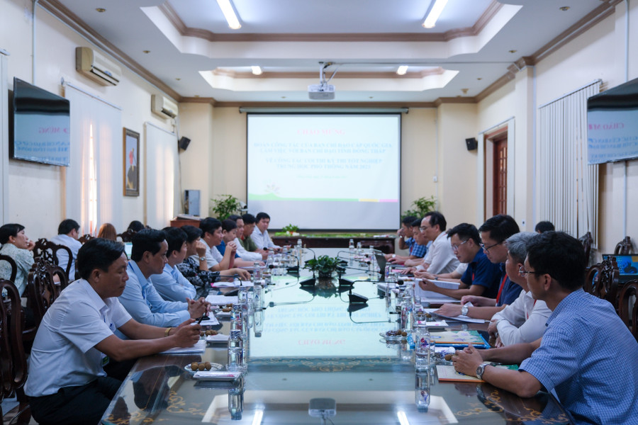 Quang cảnh buổi làm việc của Đoàn công tác số 2 với Ban chỉ đạo thi tỉnh Đồng Tháp. Quang cảnh buổi làm việc của Đoàn công tác số 2 với Ban chỉ đạo thi tỉnh Đồng Tháp.