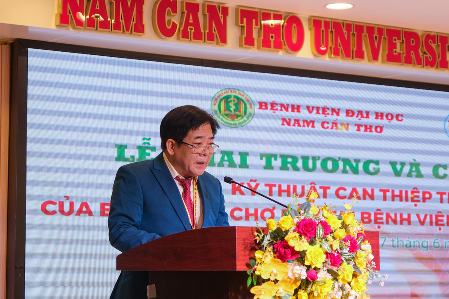 BS Đàm Văn Cương, Giám đốc Bệnh viện Đại học Nam Cần Thơ phát biểu khai mạc. BS Đàm Văn Cương, Giám đốc Bệnh viện Đại học Nam Cần Thơ phát biểu khai mạc.