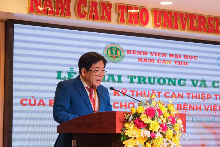BS Đàm Văn Cương, Giám đốc Bệnh viện Đại học Nam Cần Thơ phát biểu khai mạc.