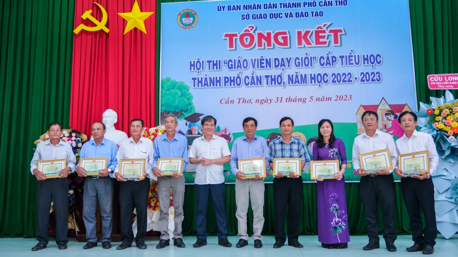 Cần Thơ trao giải tập thể Hội thi “Giáo viên dạy giỏi” cấp tiểu học.