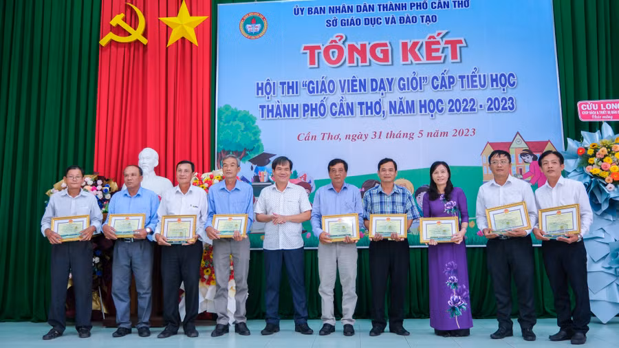 Cần Thơ trao giải tập thể Hội thi “Giáo viên dạy giỏi” cấp tiểu học.