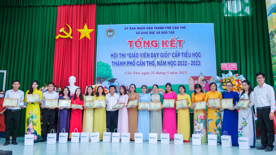 Ban tổ chức trao giải tại buổi lễ. Ban tổ chức trao giải tại buổi lễ.