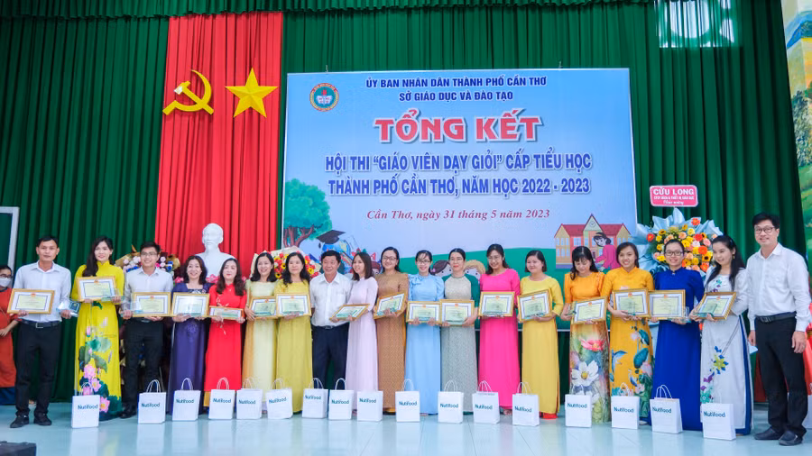 Ban tổ chức trao giải tại buổi lễ.