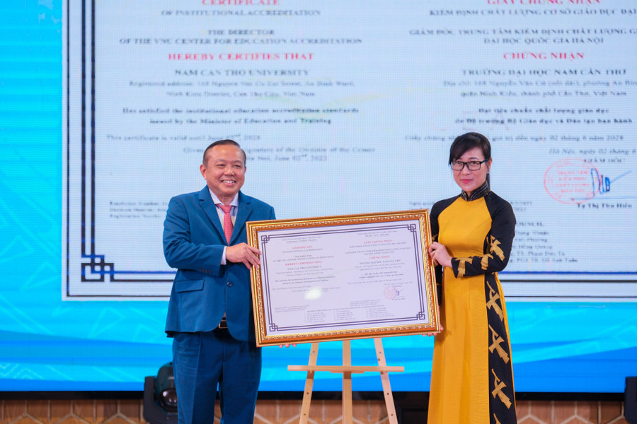 TS.LS Nguyễn Tiến Dũng, Chủ tịch HĐT trường đại diện nhận Giấy chứng nhận kiểm định chất lượng giáo dục (chu kỳ 2) và Chứng nhận xếp hạng đối sánh 4 sao UPM. TS.LS Nguyễn Tiến Dũng, Chủ tịch HĐT trường đại diện nhận Giấy chứng nhận kiểm định chất lượng giáo dục (chu kỳ 2) và Chứng nhận xếp hạng đối sánh 4 sao UPM.