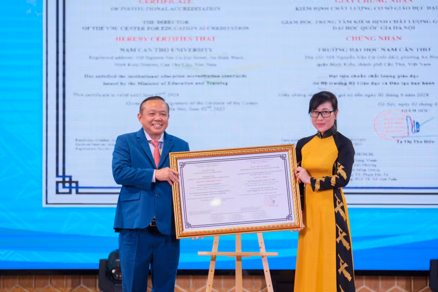 TS.LS Nguyễn Tiến Dũng, Chủ tịch HĐT trường đại diện nhận Giấy chứng nhận kiểm định chất lượng giáo dục (chu kỳ 2) và Chứng nhận xếp hạng đối sánh 4 sao UPM.