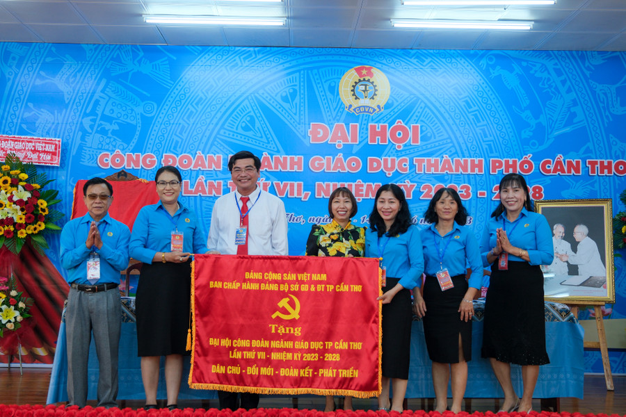 Lãnh đạo Liên đoàn và Sở GD&amp;ĐT đến dự và chúc mừng đại hội.