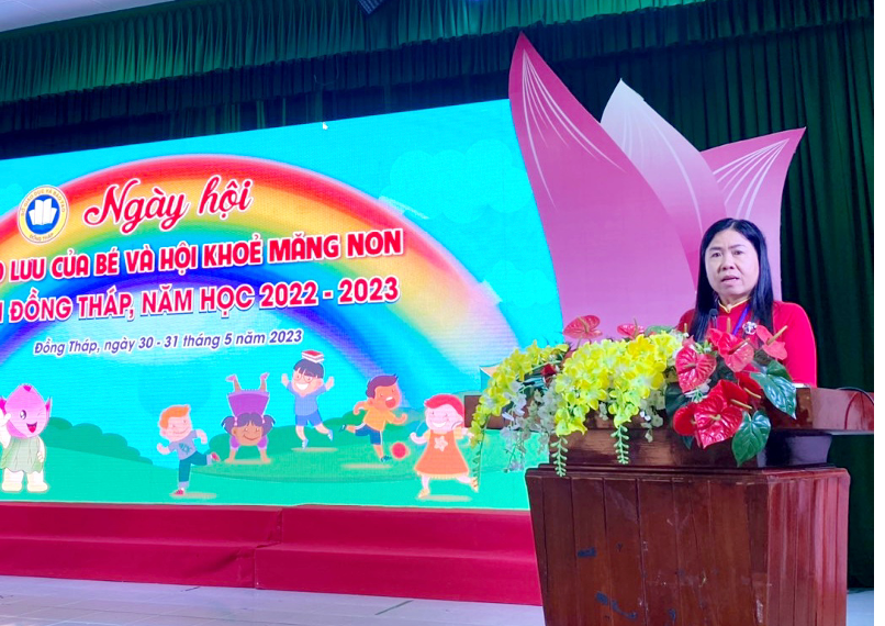 Bà Ngô Thúy Anh - Trưởng phòng Giáo dục Mầm non - Tiểu học (Sở GD&amp;ĐT) chia sẻ tại ngày hội.