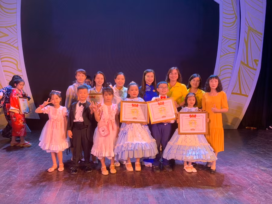 Học sinh đạt giải cùng ban giám hiệu Trường Tiểu học Ngô Quyền (quận Ninh Kiều) chụp ảnh lưu niệm (Sở GD&ĐT CC)